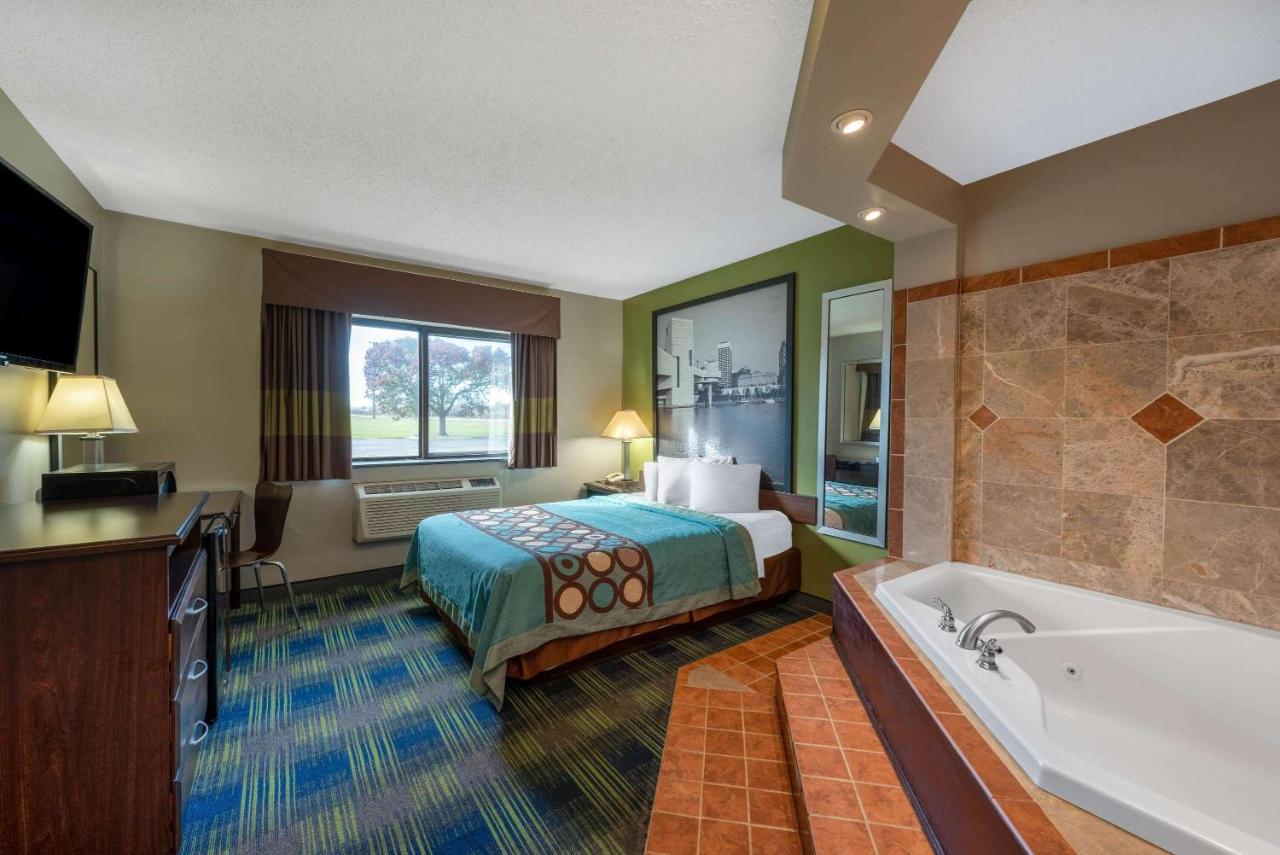 | Super 8 by Wyndham Cleveland