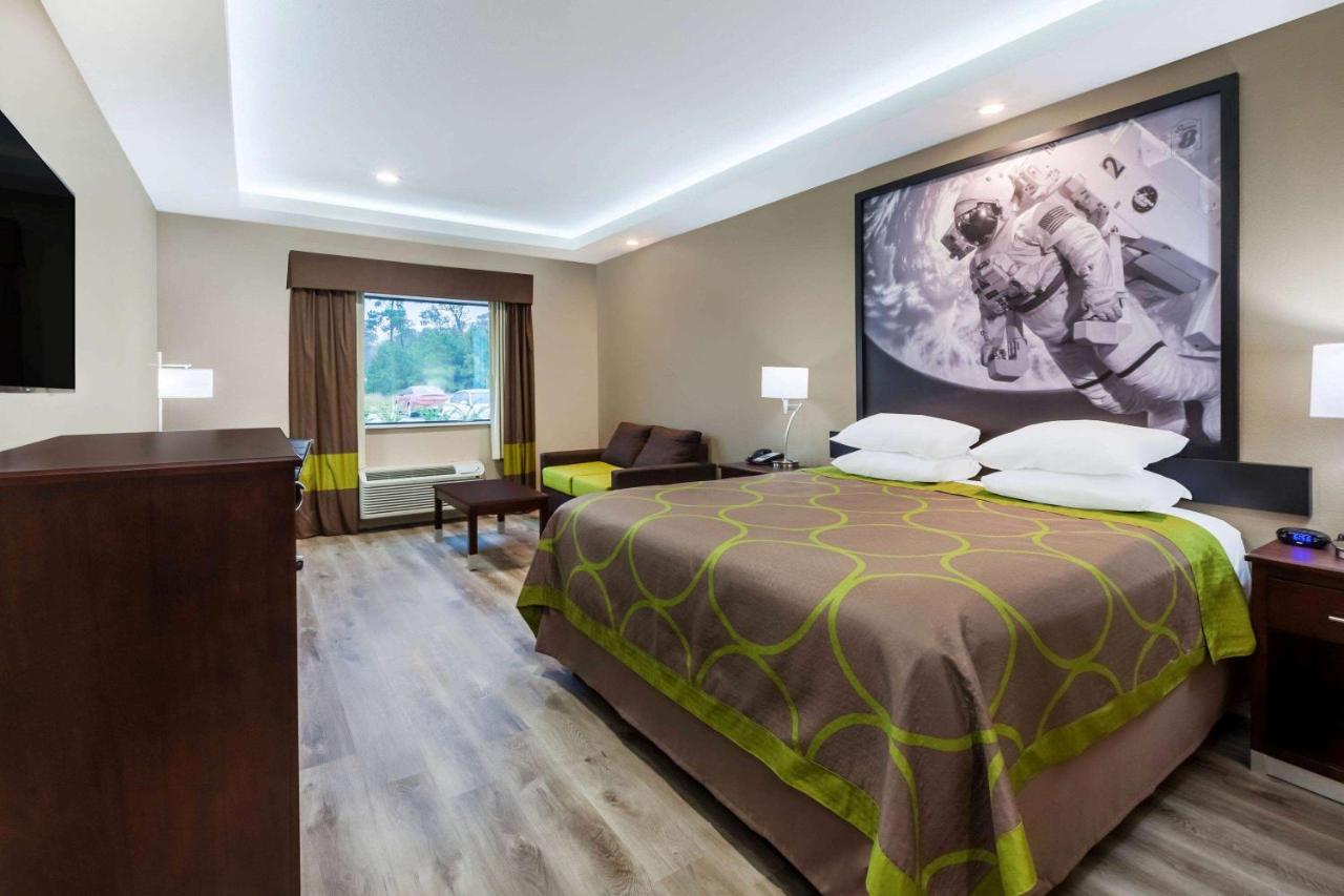 | Super 8 by Wyndham Kingwood Houston North