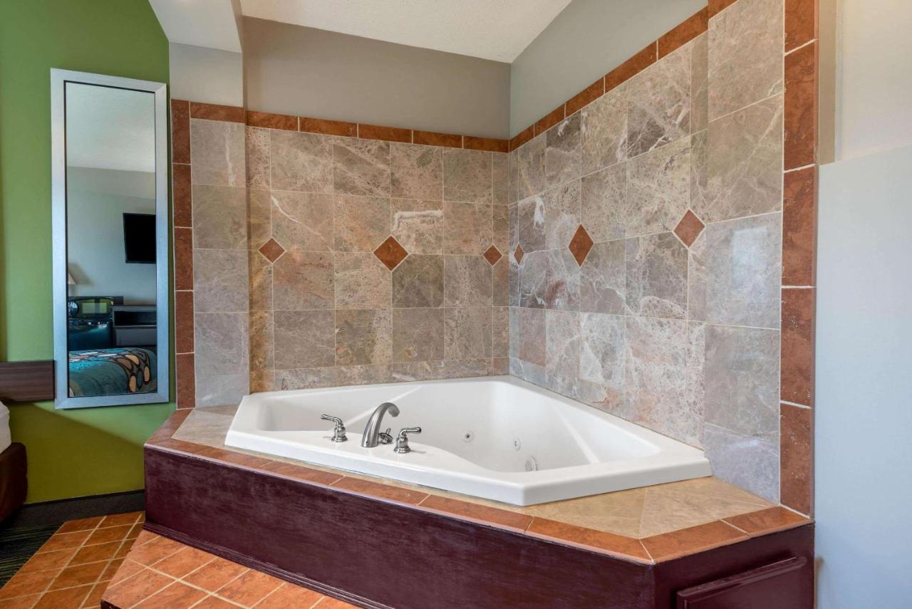| Super 8 by Wyndham Cleveland