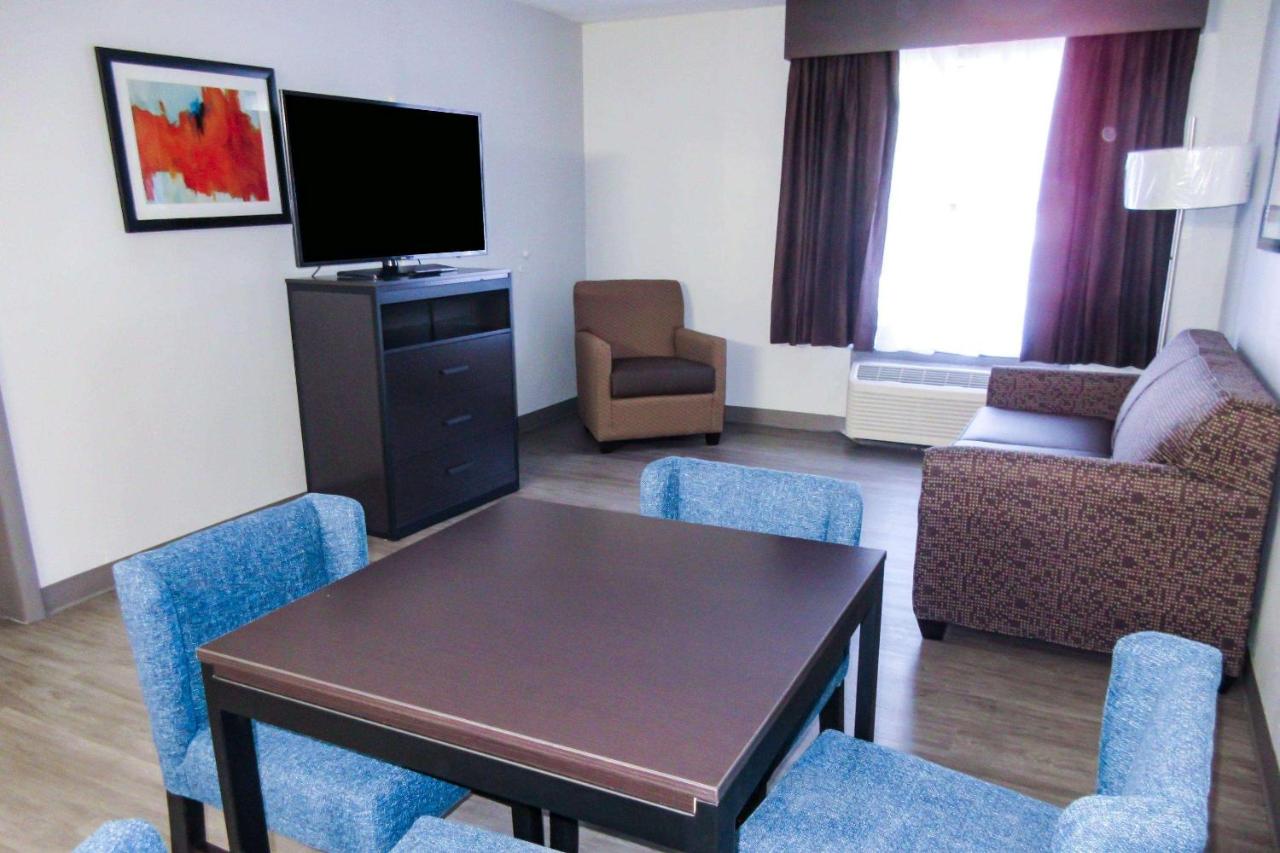 Queen Suite with Two Queen Beds - Non-Smoking at Quality Inn Bowling Green South