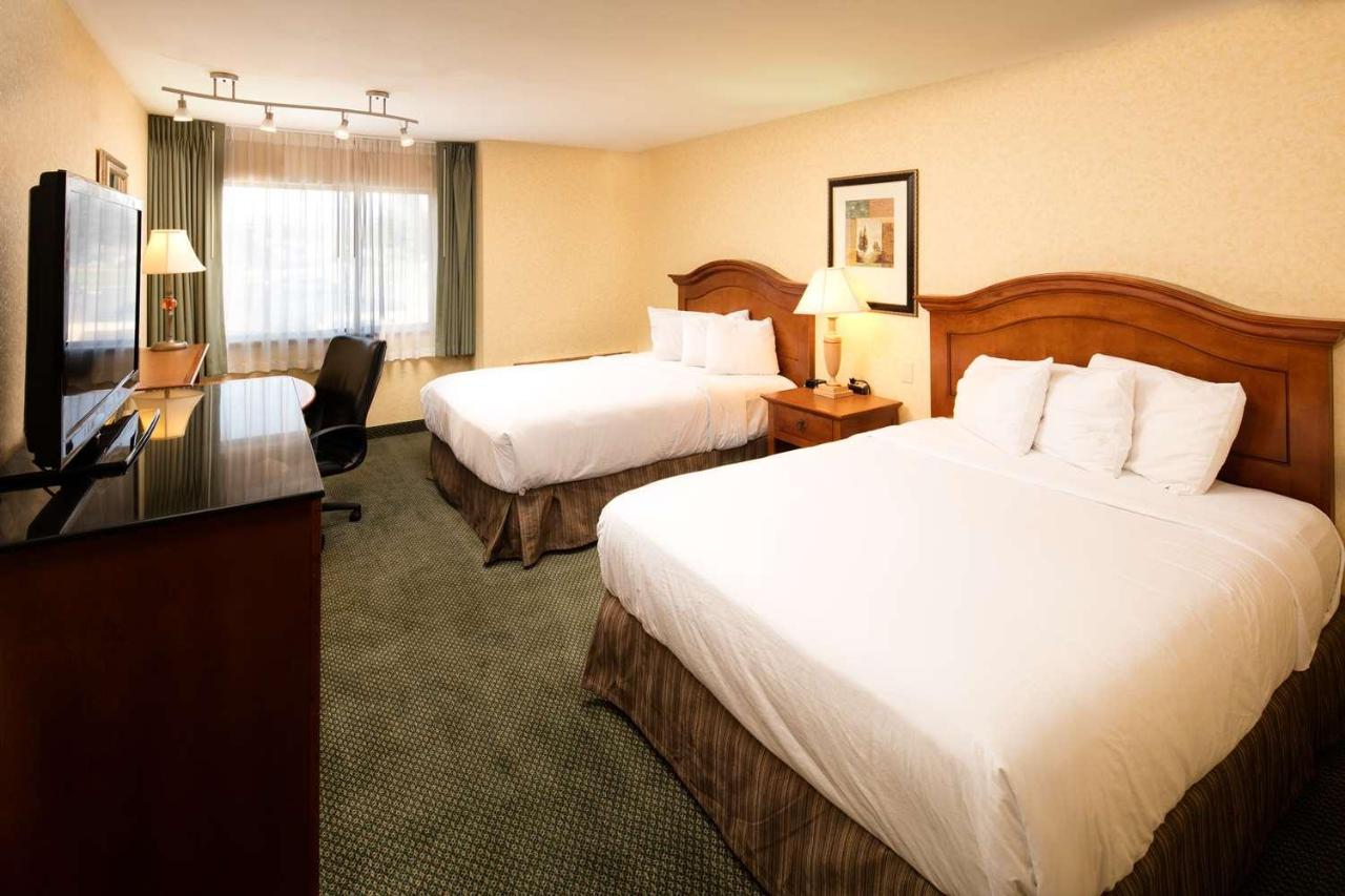 Queen Room with Two Queen Beds at Red Lion Hotel Wenatchee City Center