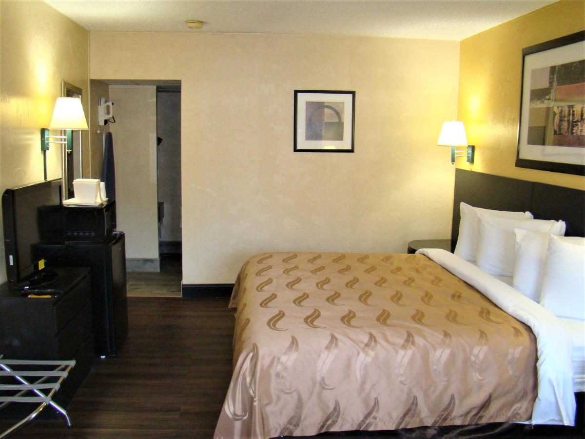 One-Bedroom King Suite - Non-Smoking at Baymont by Wyndham Front Royal Near Shenandoah National Park