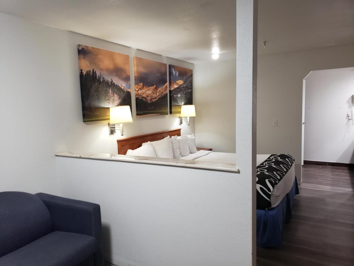 Queen Room - Mobility Access/Non-Smoking at Days Inn by Wyndham Bishop
