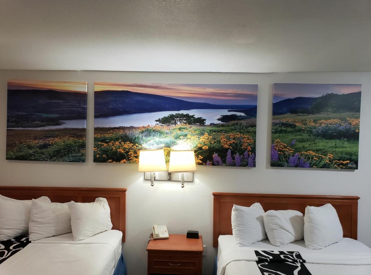 Queen Room with Two Queen Beds Smoking at Days Inn by Wyndham Bishop