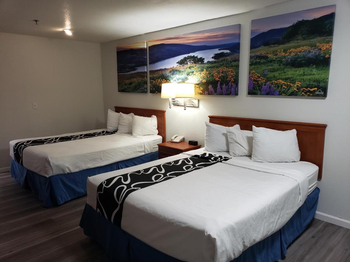 Queen Room with Two Queen Beds Smoking at Days Inn by Wyndham Bishop