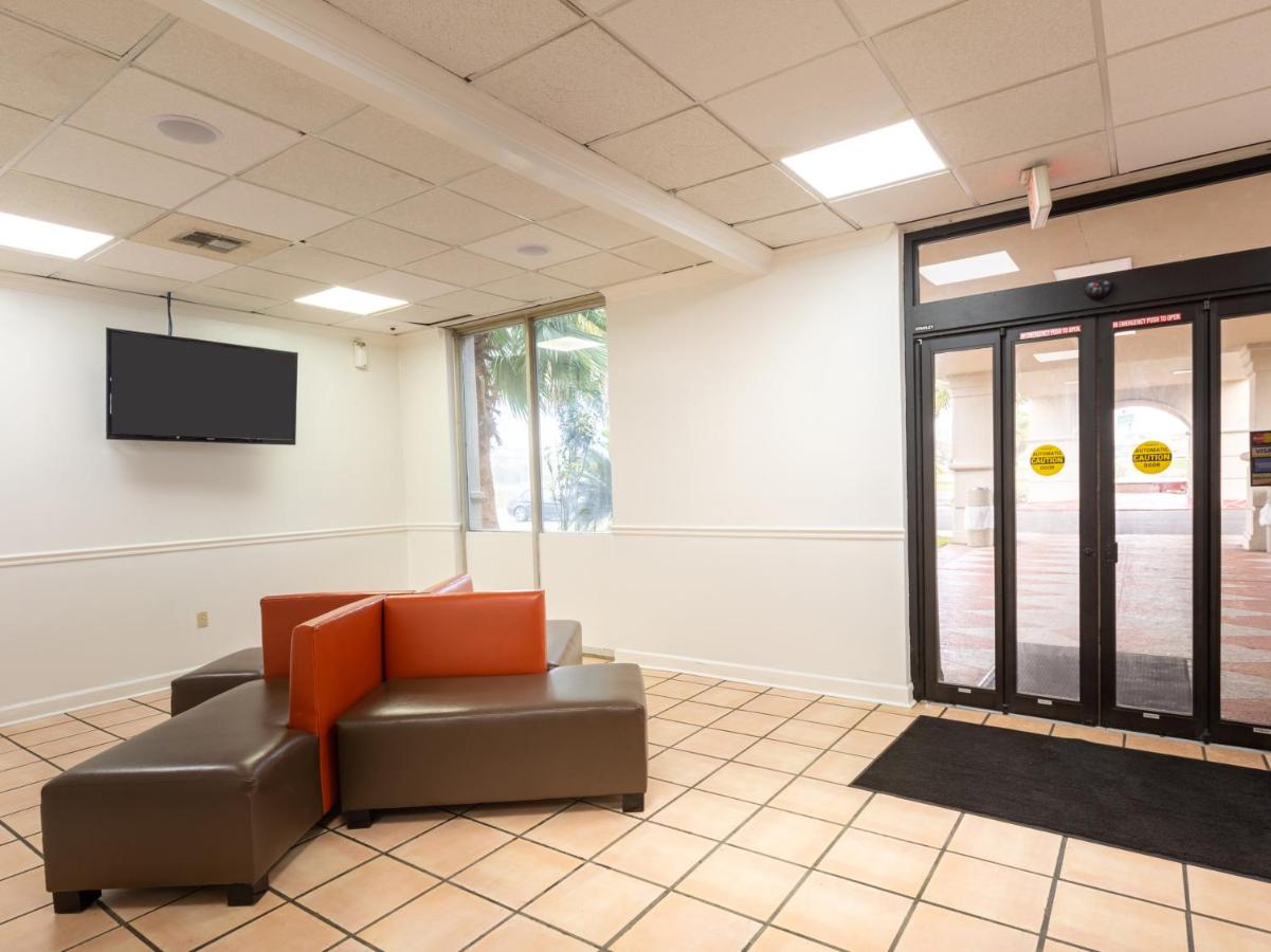 | OYO Hotel Baton Rouge - Mead Rd