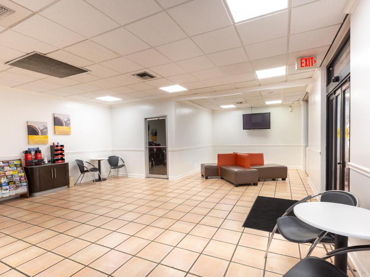 | OYO Hotel Baton Rouge - Mead Rd