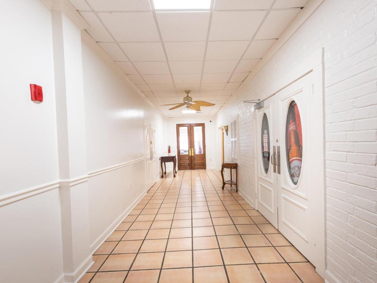 | OYO Hotel Baton Rouge - Mead Rd