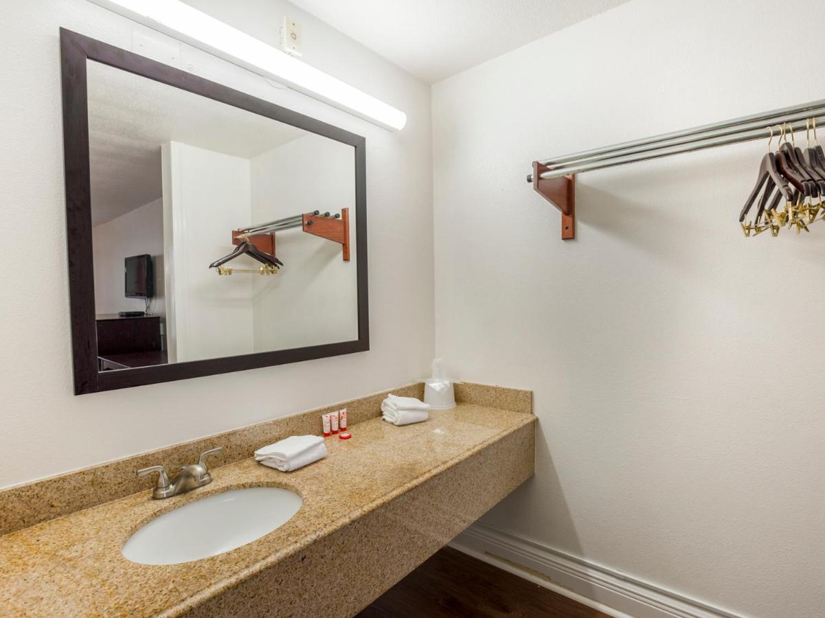 | OYO Hotel Baton Rouge - Mead Rd