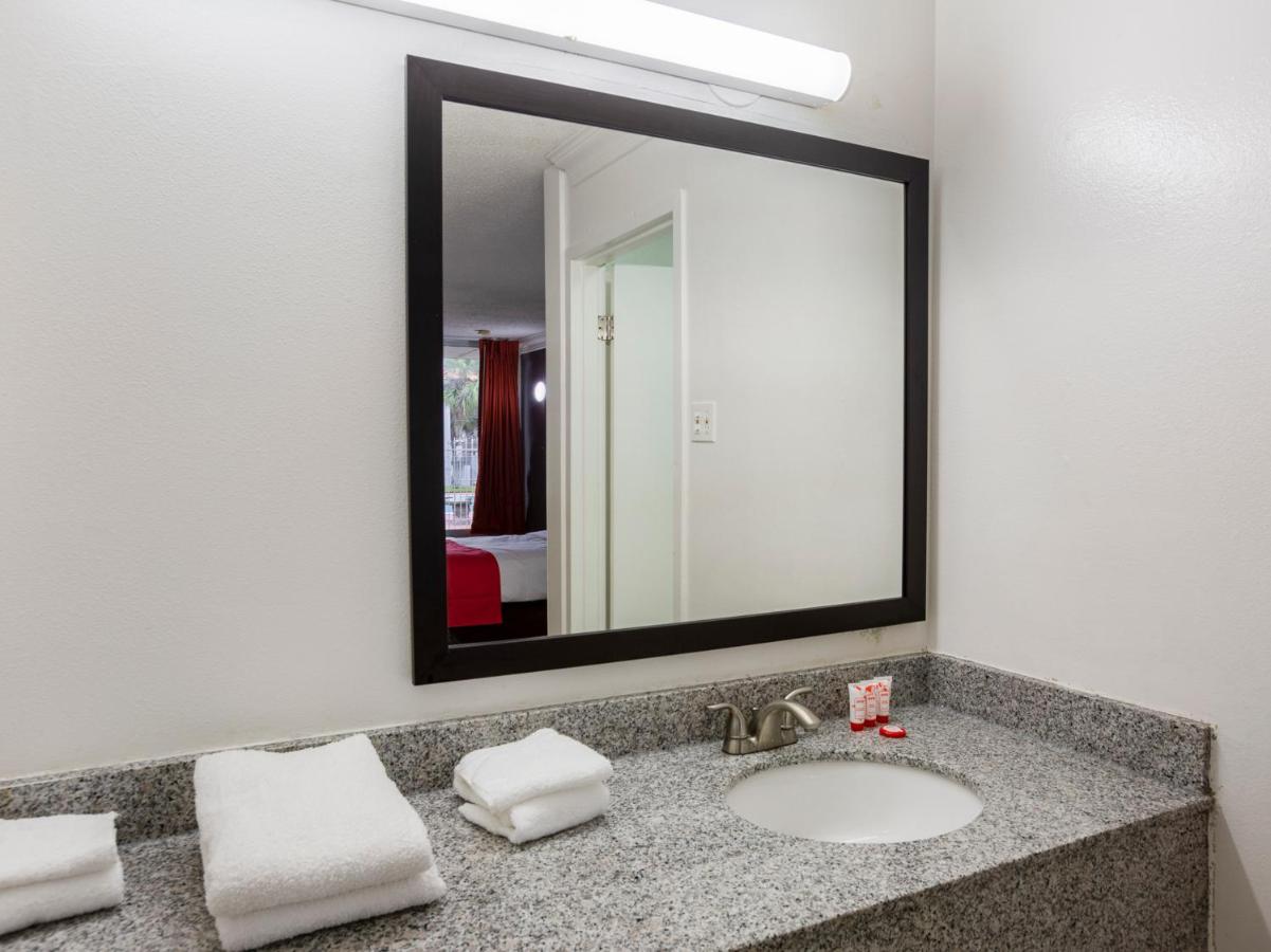 | OYO Hotel Baton Rouge - Mead Rd