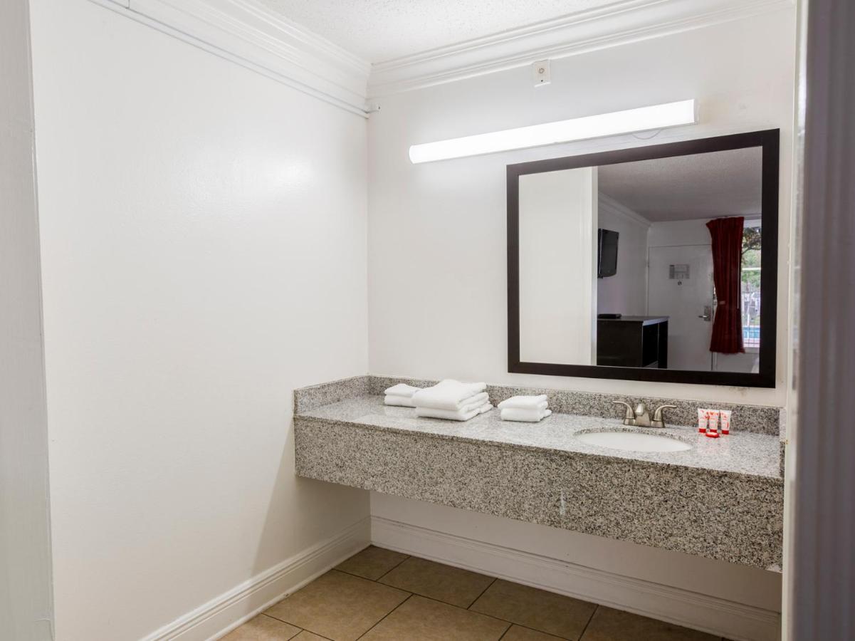 | OYO Hotel Baton Rouge - Mead Rd