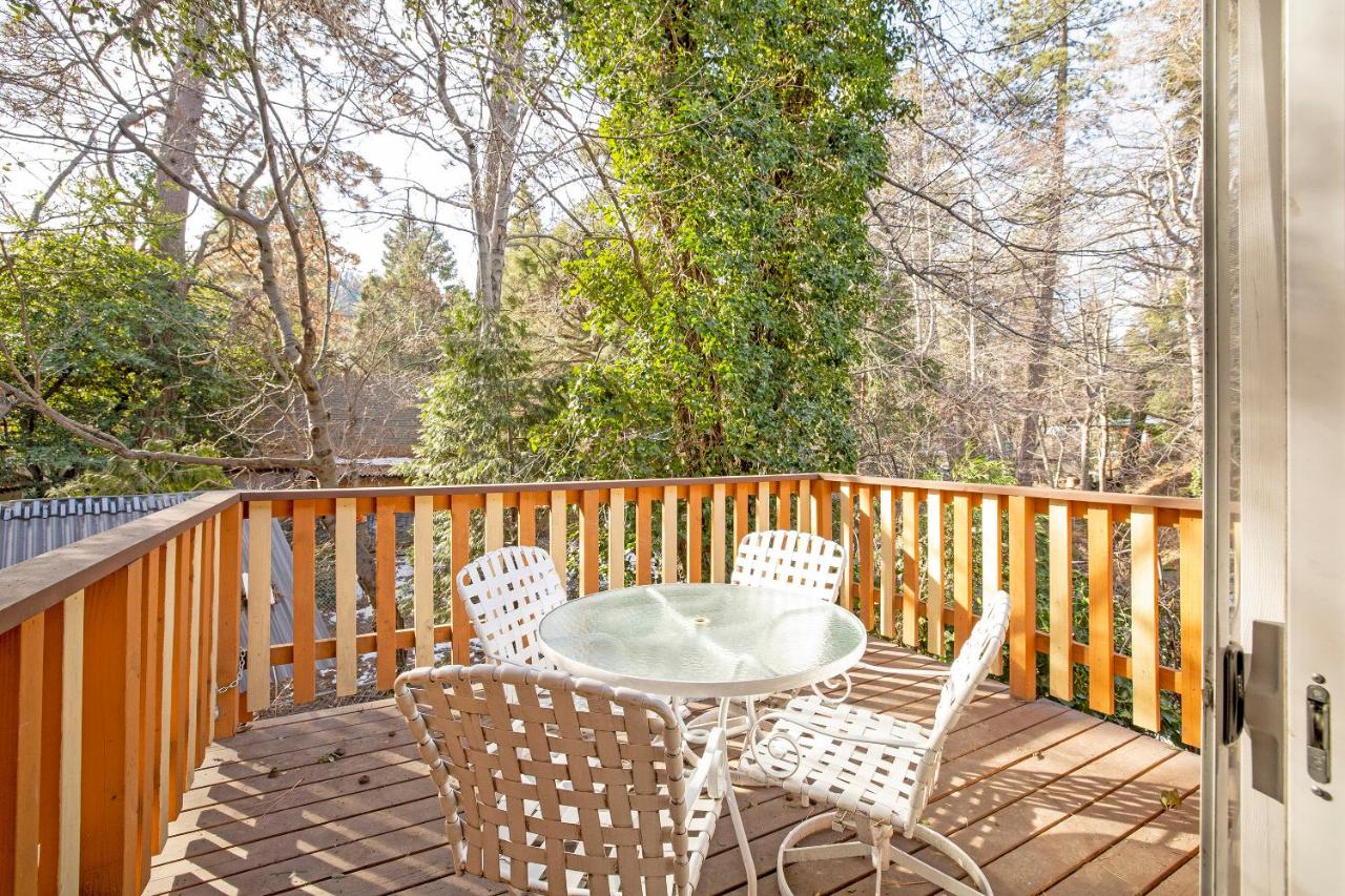 Gregory’s Den Suite - Pet-Friendly at Sleepy Hollow Cabins and Hotel