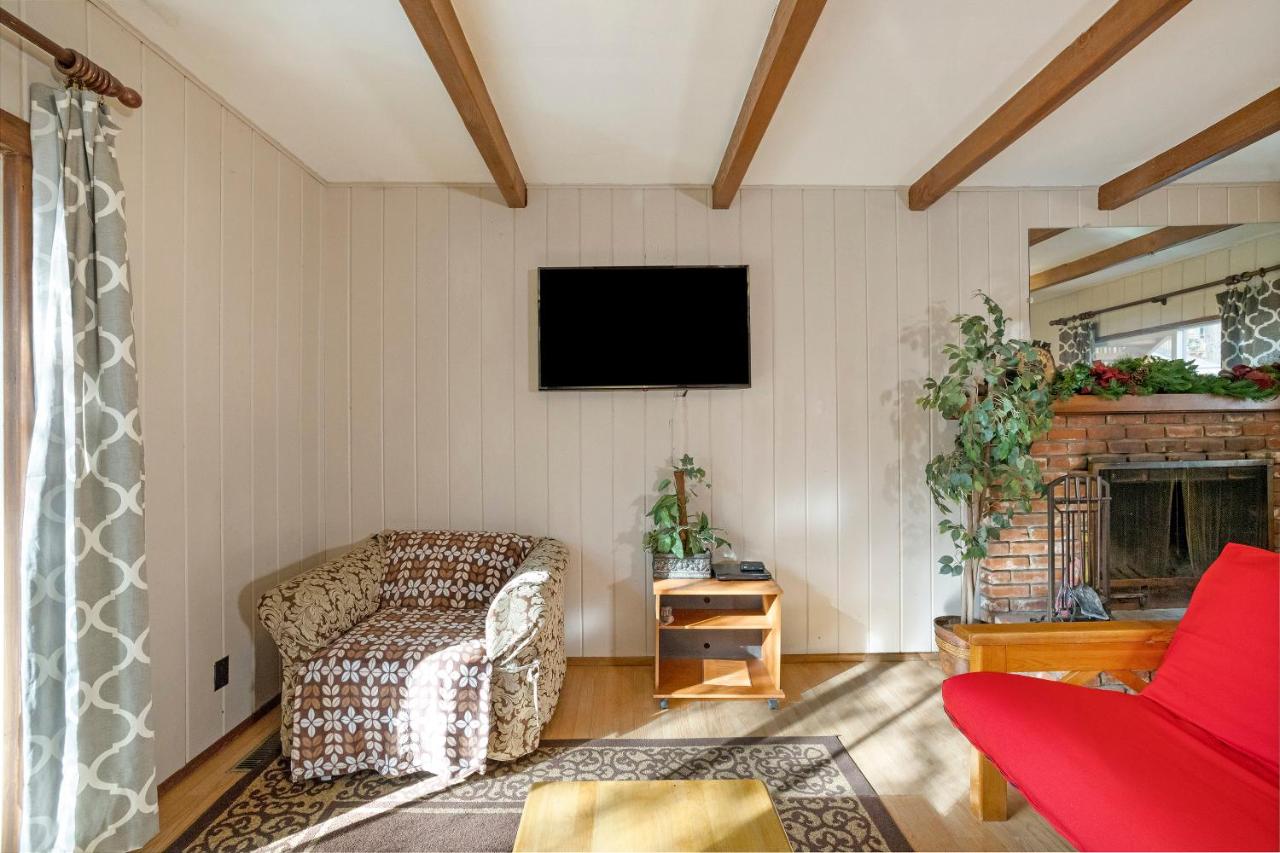 Gregory’s Den Suite - Pet-Friendly at Sleepy Hollow Cabins and Hotel