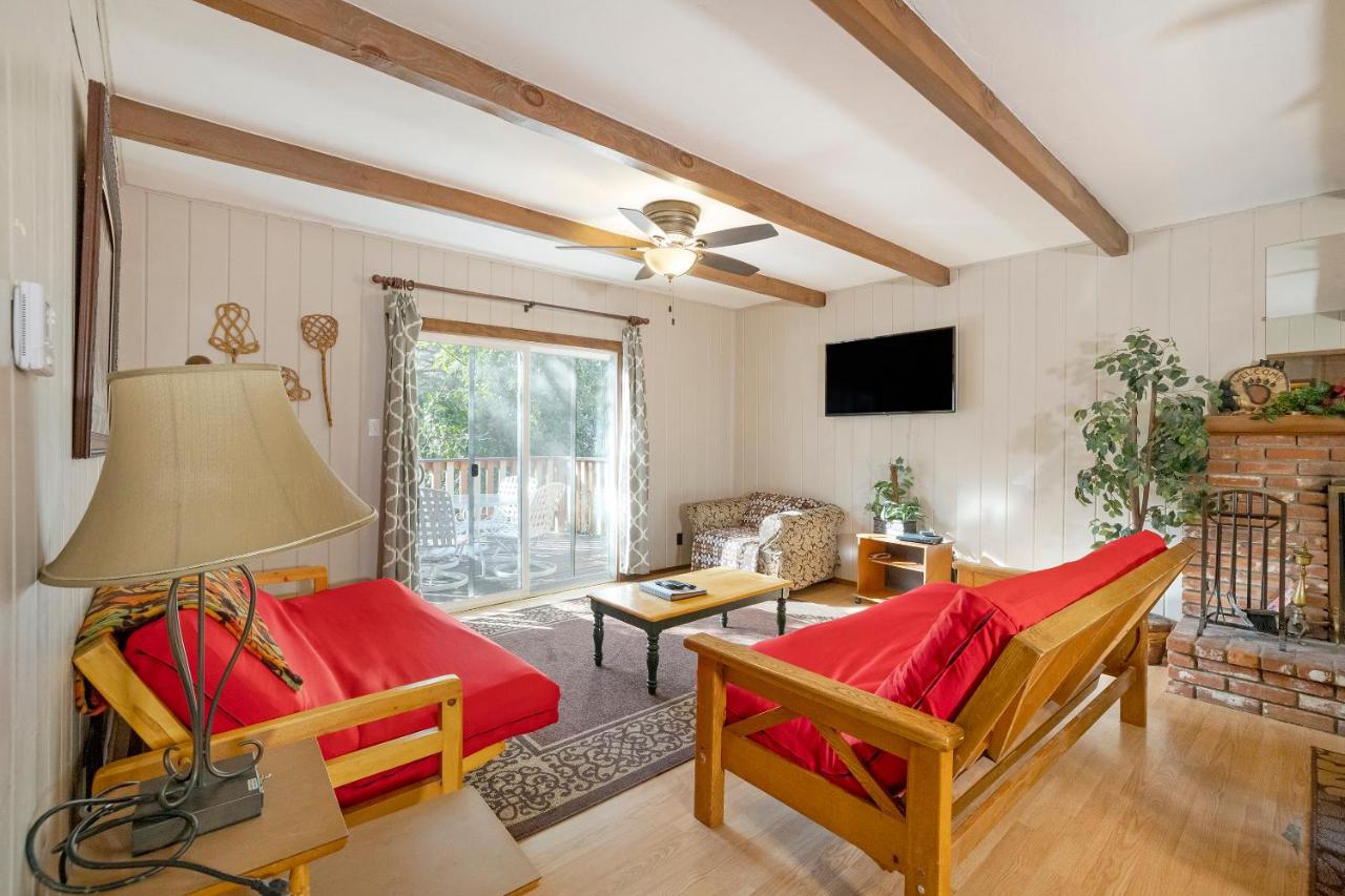 Gregory’s Den Suite - Pet-Friendly at Sleepy Hollow Cabins and Hotel