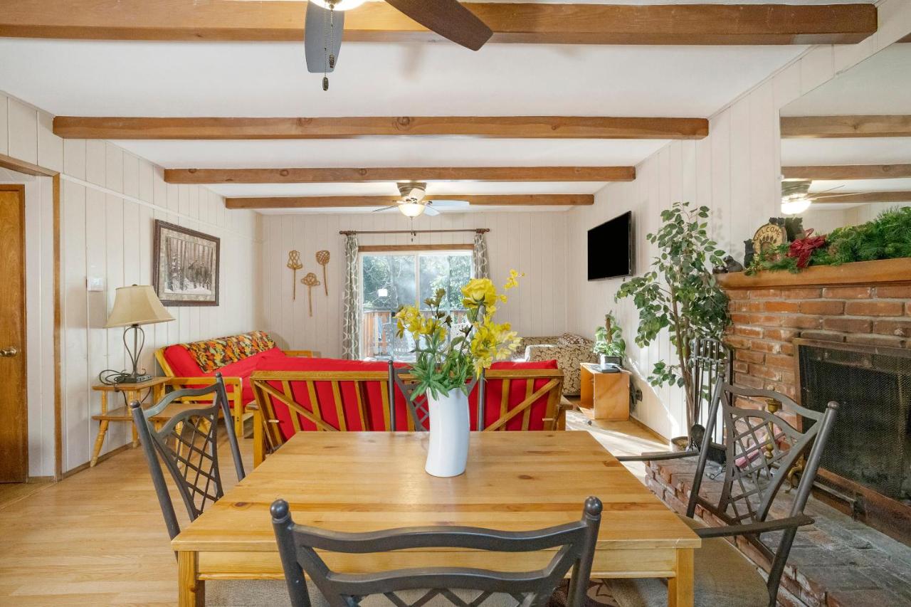 Gregory’s Den Suite - Pet-Friendly at Sleepy Hollow Cabins and Hotel