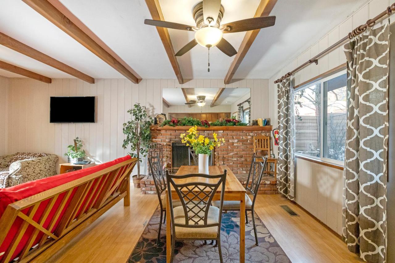 Gregory’s Den Suite - Pet-Friendly at Sleepy Hollow Cabins and Hotel