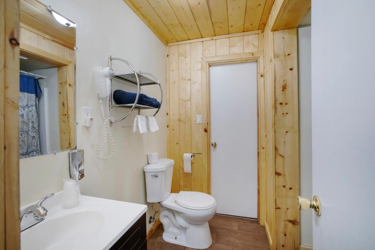 Blue Bird Cabin - No Pets at Sleepy Hollow Cabins and Hotel