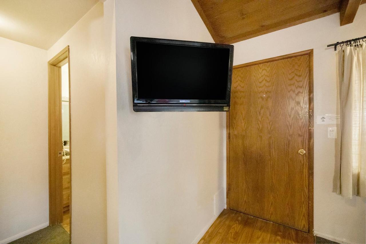 Deluxe Double Room - Pet-Friendly at Sleepy Hollow Cabins and Hotel