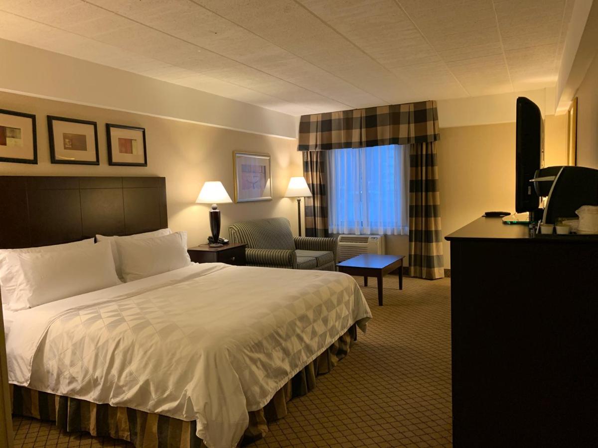 Deluxe King Room - Non-Smoking at Holiday Inn Johnstown Downtown by IHG