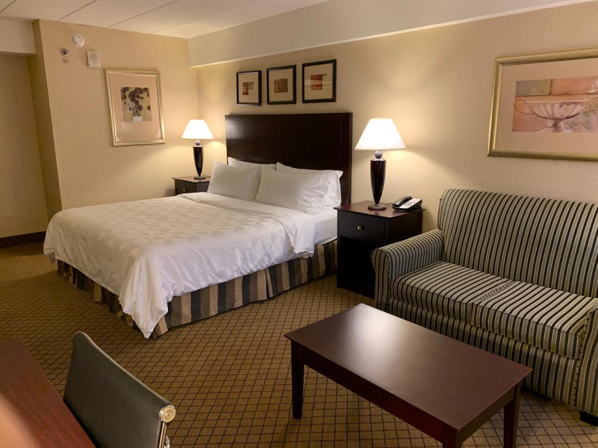 Deluxe King Room - Non-Smoking at Holiday Inn Johnstown Downtown by IHG