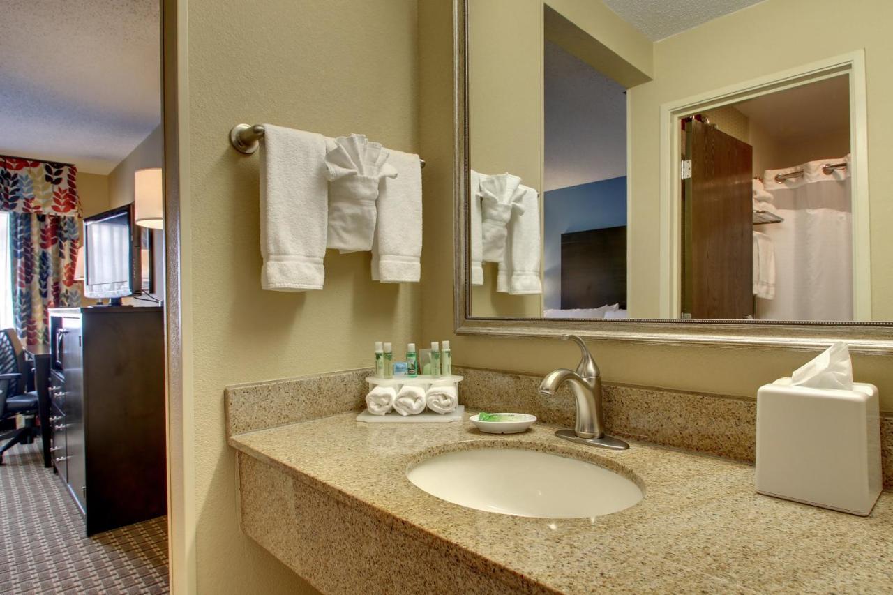 | Holiday Inn Express Hotel Fort Campbell-Oak Grove, an IHG Hotel