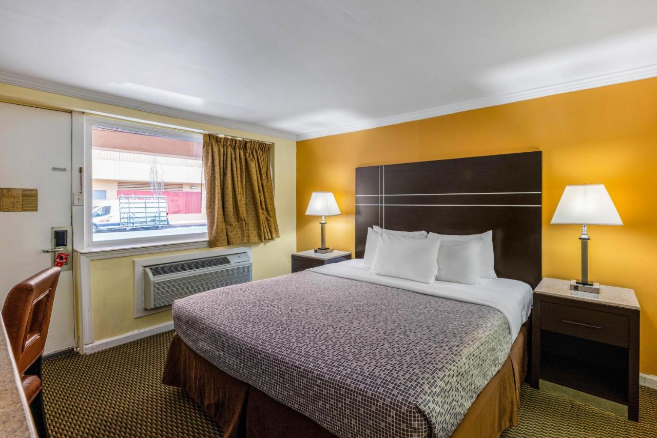 King Room - Smoking at AC Lodge by Beach and Boardwalk