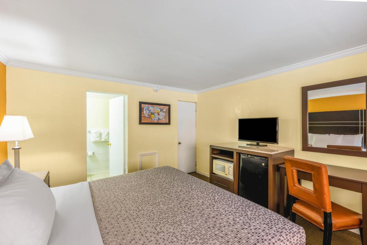 King Room - Smoking at AC Lodge by Beach and Boardwalk