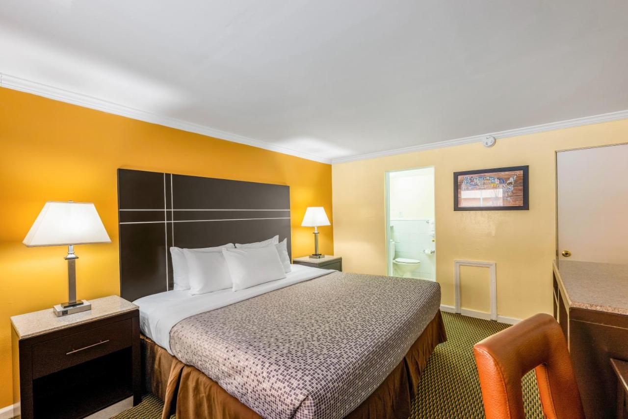King Room - Smoking at AC Lodge by Beach and Boardwalk