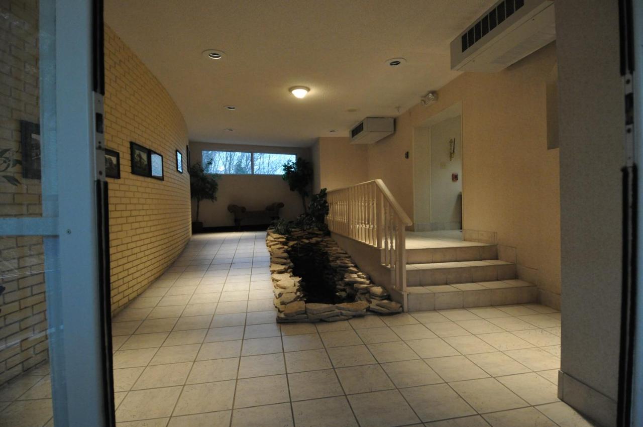 | Hillside Inn