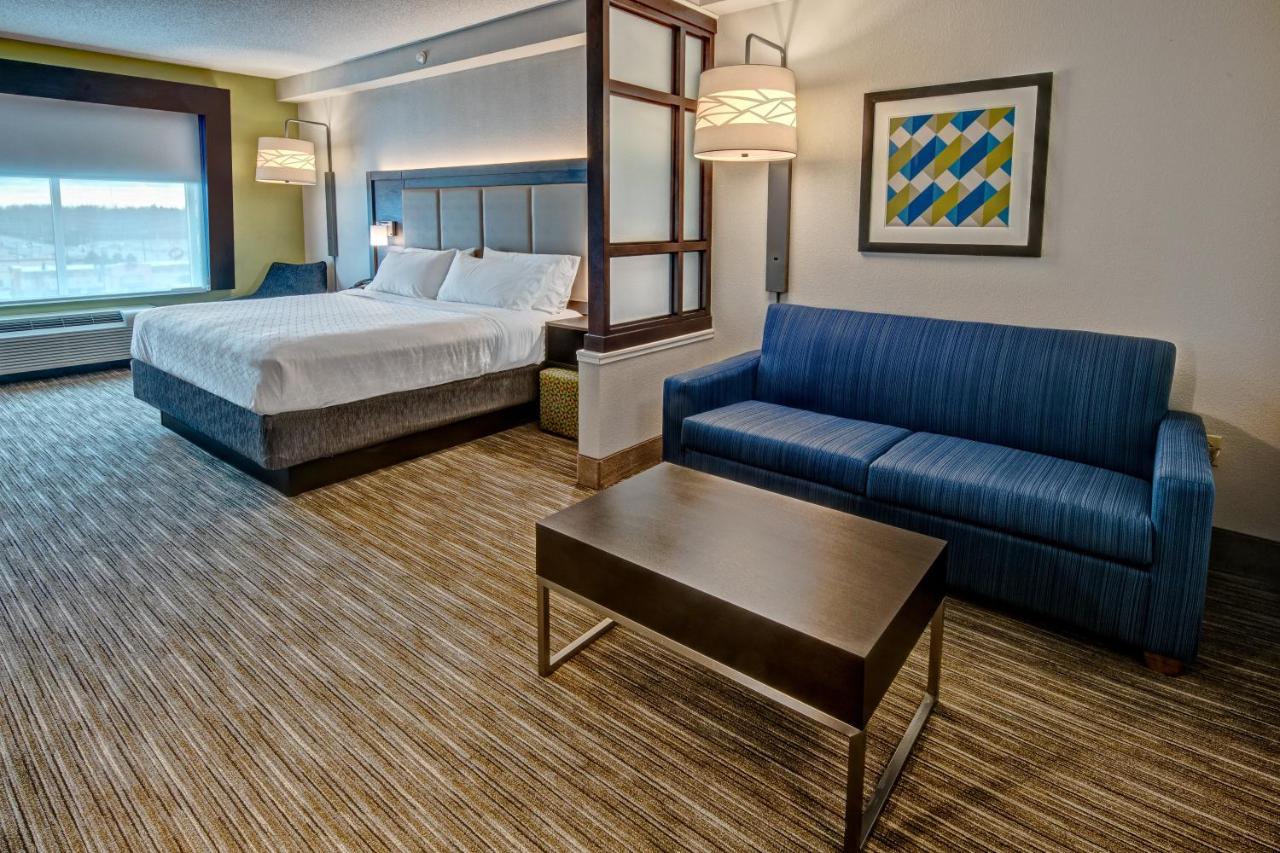 Deluxe King Room - Hearing Accessible at Holiday Inn Express Hotel & Suites Jackson NE by IHG