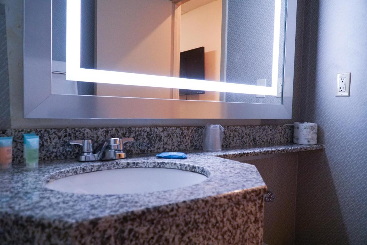 Deluxe Double Room at Cabana Hotel Yankee Stadium