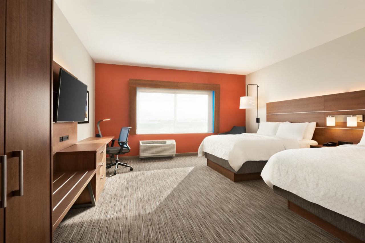 Suite - Hearing Accessible at Holiday Inn Express & Suites Beaver Dam, an IHG Hotel