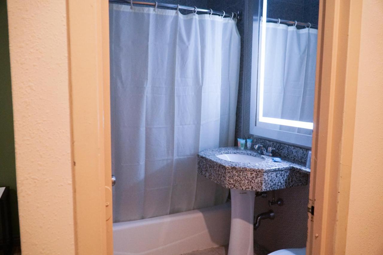 Deluxe Double Room at Cabana Hotel Yankee Stadium