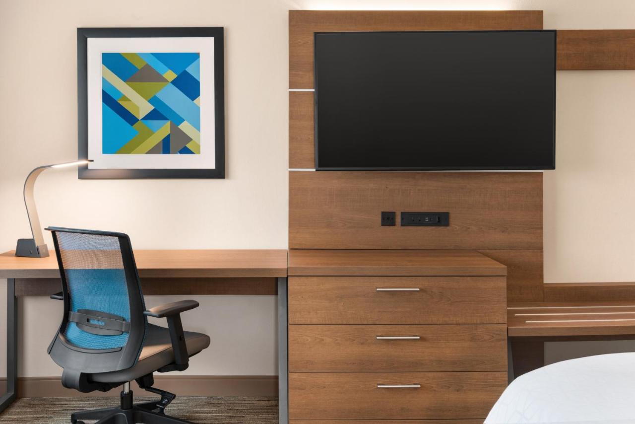 Intercontinental Deluxe Room at Holiday Inn Express & Suites Beaver Dam, an IHG Hotel