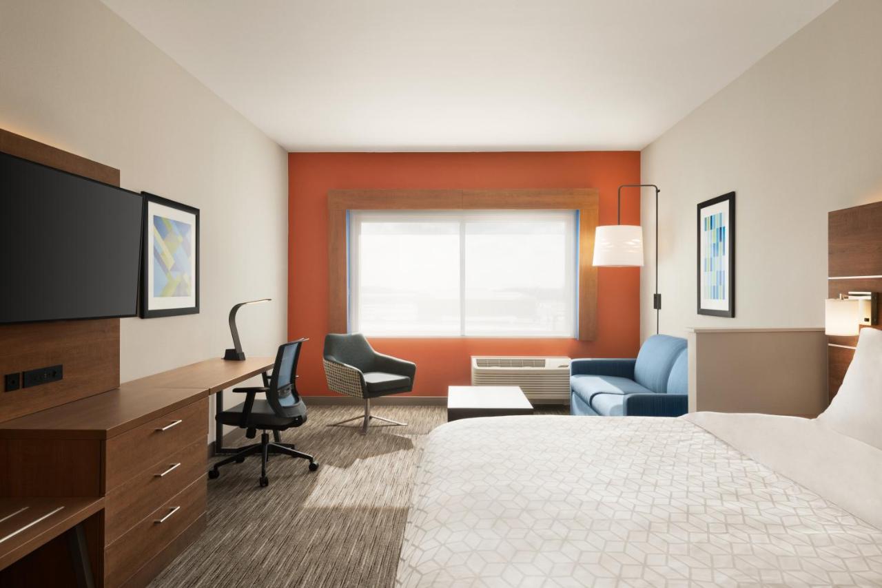 Suite - Hearing Accessible at Holiday Inn Express & Suites Beaver Dam, an IHG Hotel