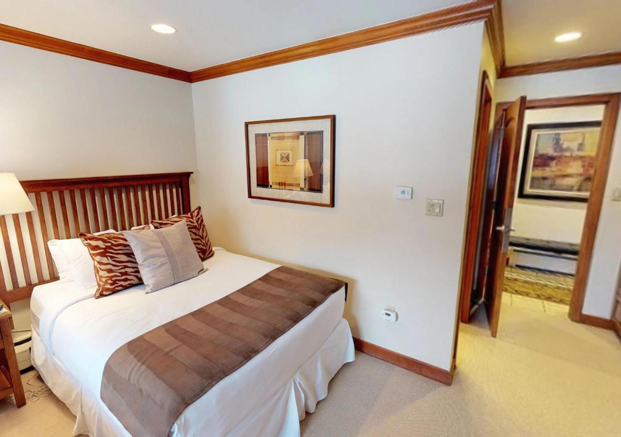 Standard Three-Bedroom Apartment at Manor Vail Lodge