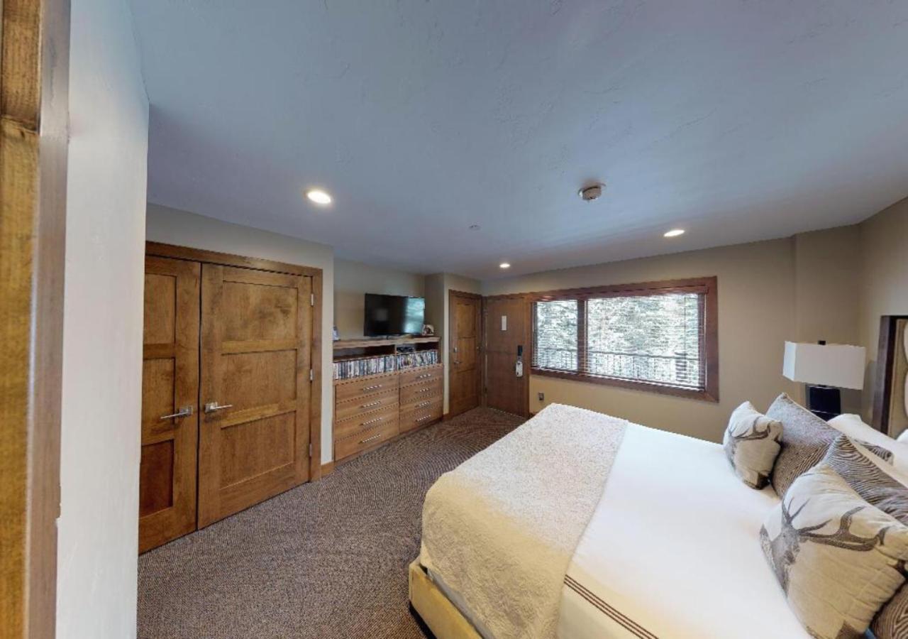 Superior Three-Bedroom Apartment at Manor Vail Lodge