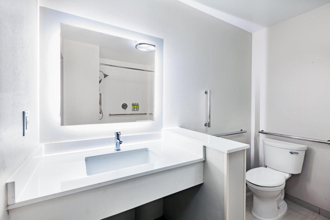 King Room - Hearing Accessible - Roll-in Shower at Holiday Inn Express & Suites Tulsa Northeast - Owasso by IHG