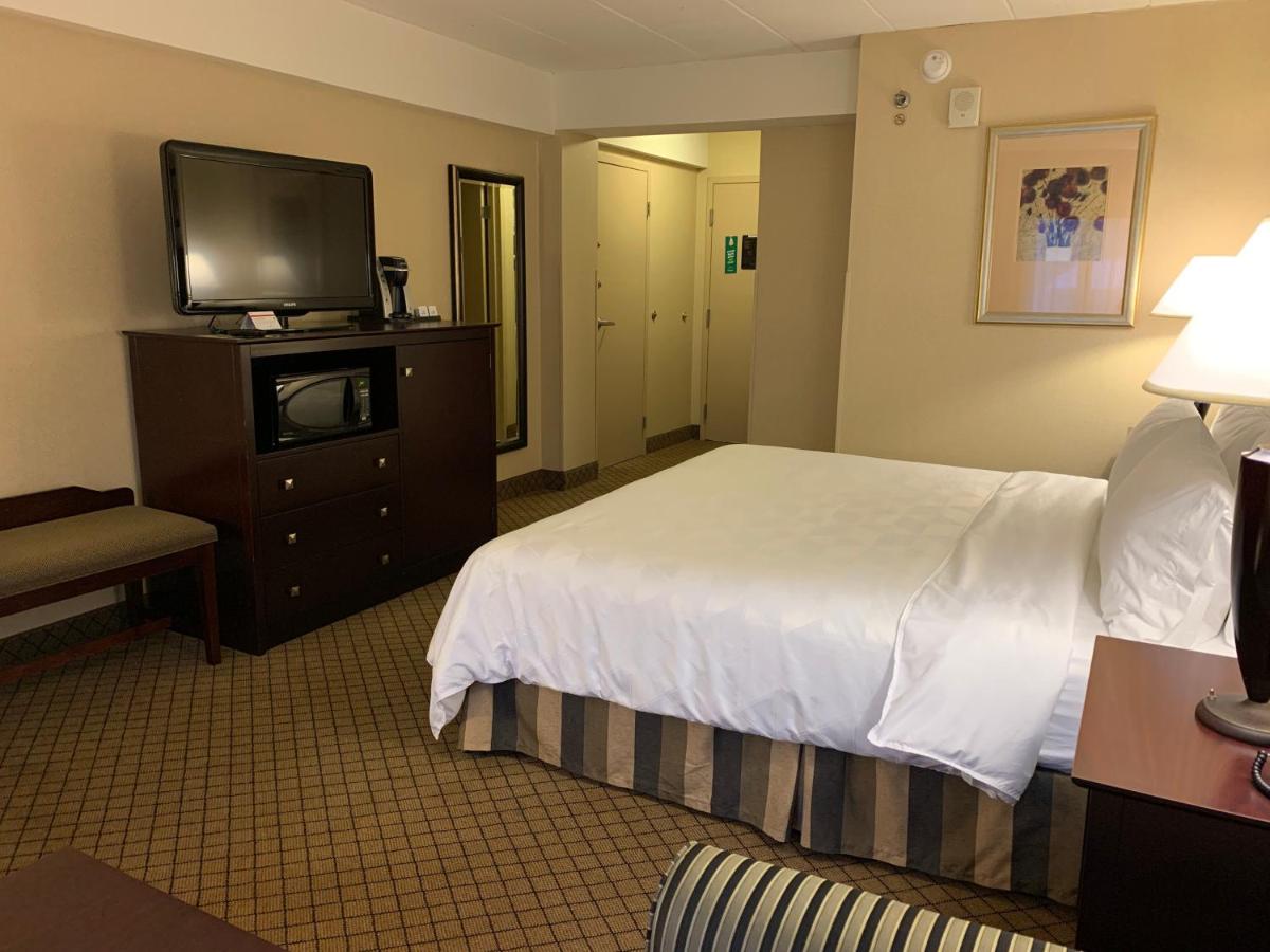 Deluxe King Room - Non-Smoking at Holiday Inn Johnstown Downtown by IHG