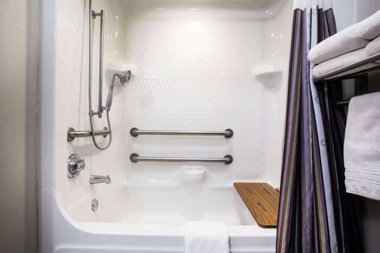 | La Quinta Inn & Suits by Wyndham Pontoon Beach IL