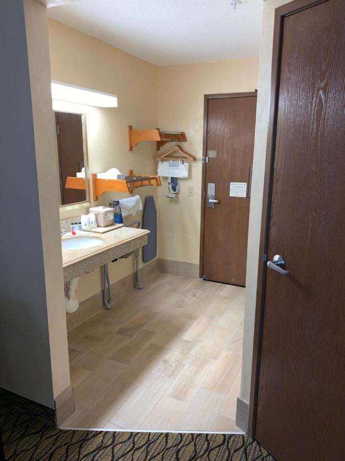 Queen Room - Disability Access/Non-Smoking at Baymont by Wyndham Bridgeport/Frankenmuth