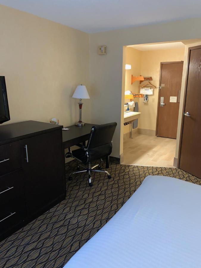 Queen Room - Disability Access/Non-Smoking at Baymont by Wyndham Bridgeport/Frankenmuth