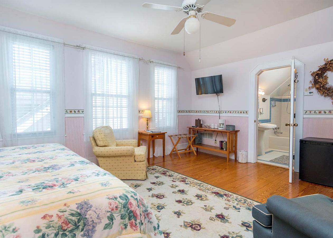 | Highland Lake Inn & Resort - Flat Rock
