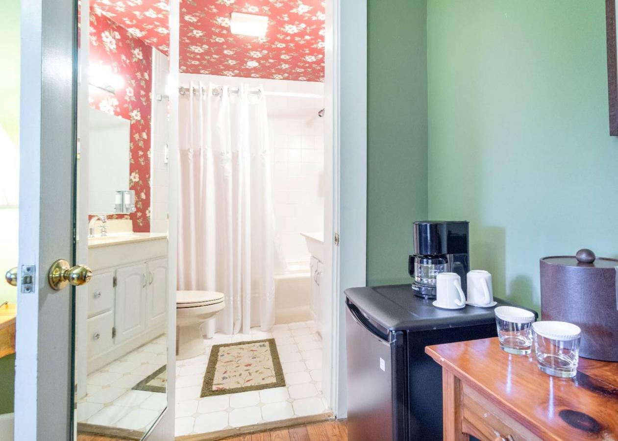 | Highland Lake Inn & Resort - Flat Rock
