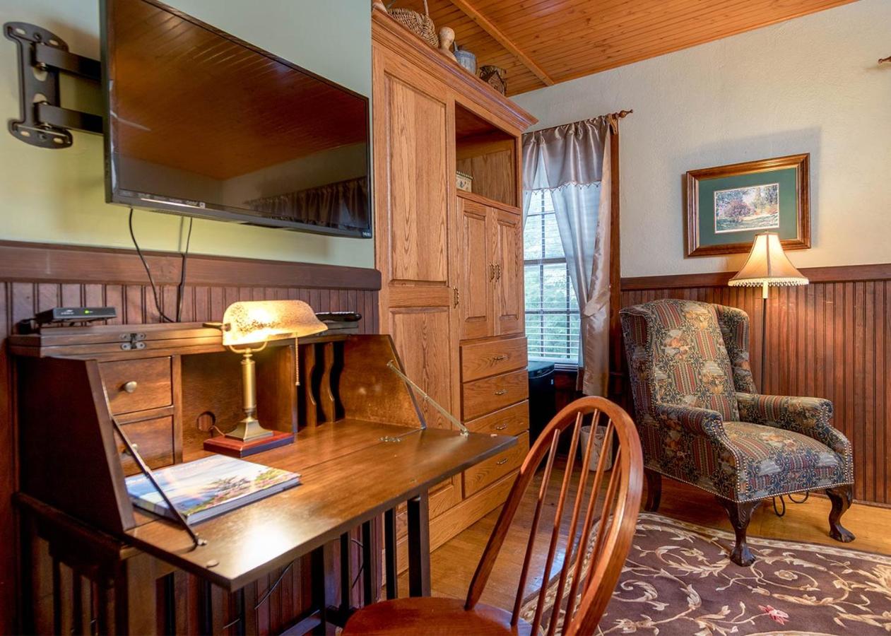 | Highland Lake Inn & Resort - Flat Rock