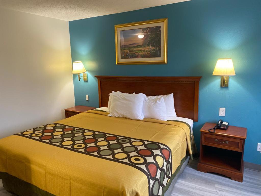 | Americas Best Value Inn West Frankfort