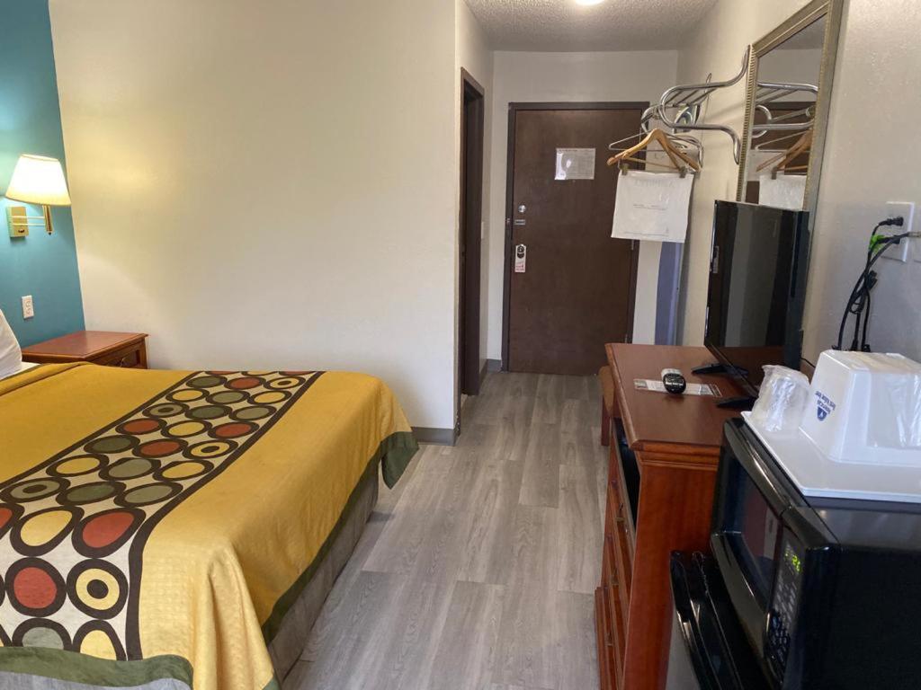 | Americas Best Value Inn West Frankfort