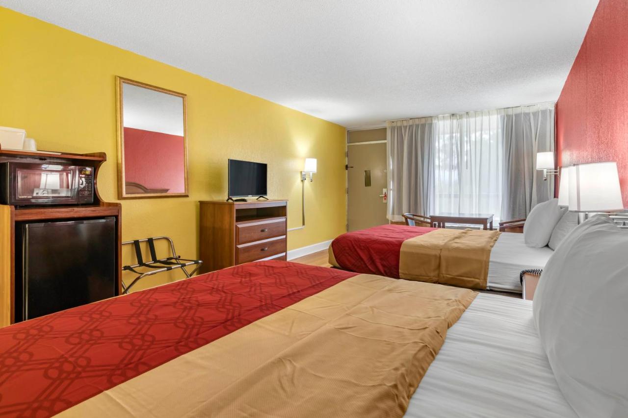Queen Room with Two Queen Beds - Non-Smoking at Econo Lodge Decatur South