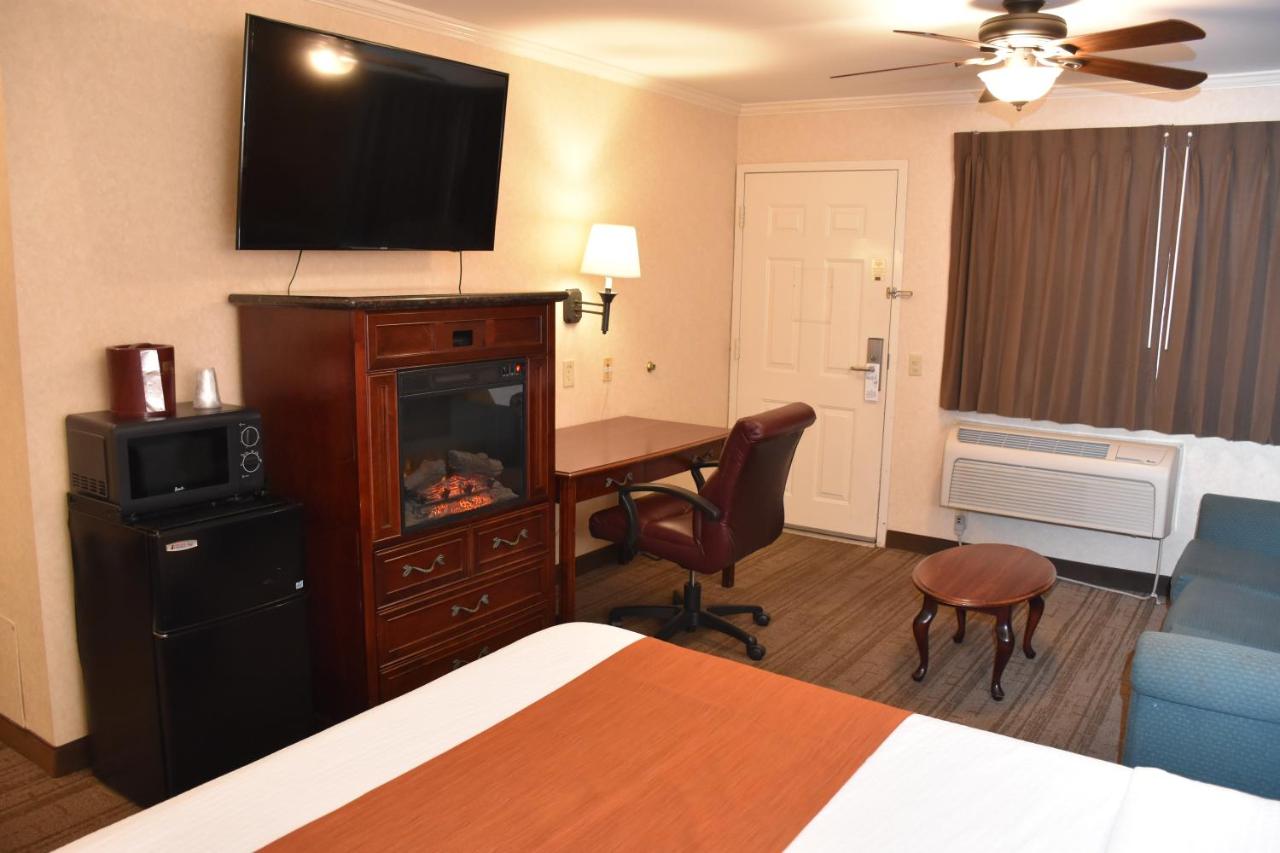Executive Suite at Dynasty Suites Redlands
