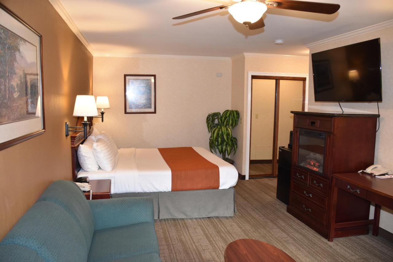 Executive Suite at Dynasty Suites Redlands